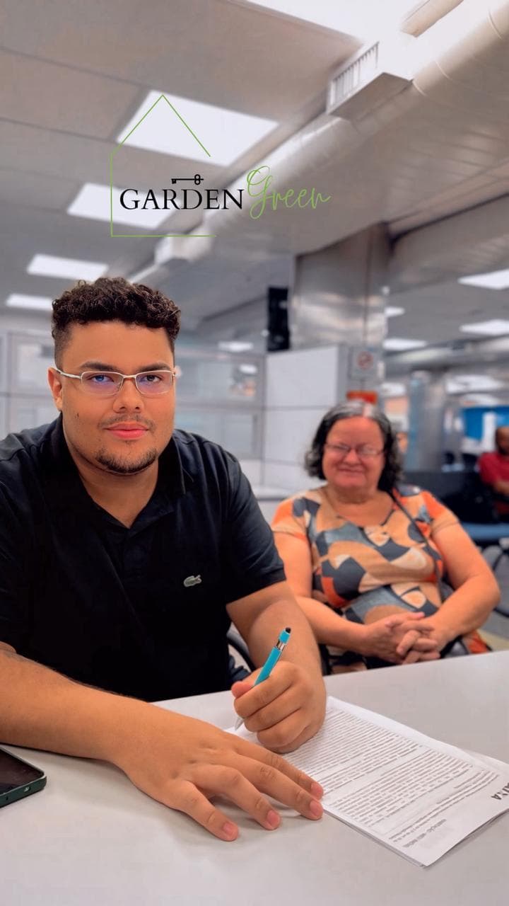 Cliente assinando documentos